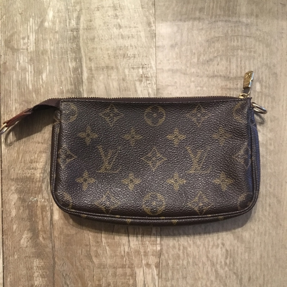 LV Pochette